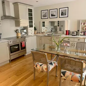 Apartment Chic 2b Centre Flat & Patio , Close To Castle, Edinburgh